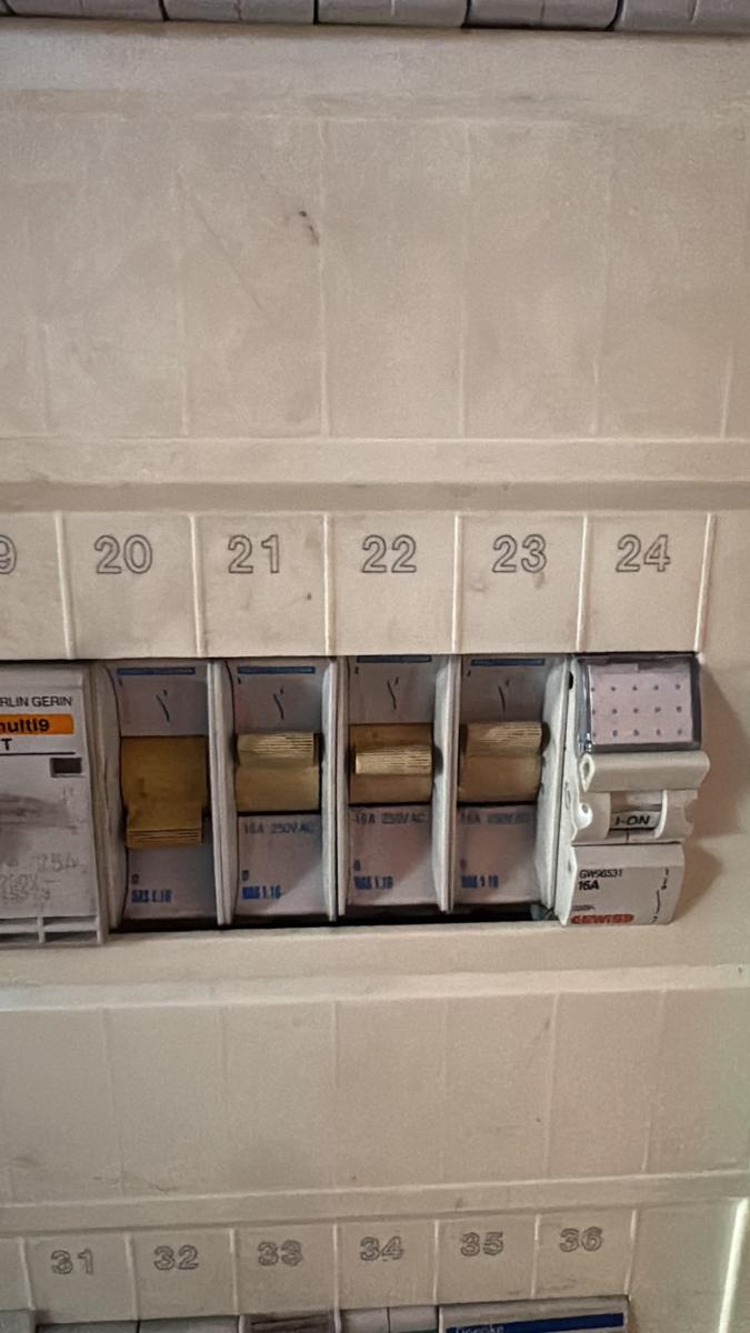 Anciens fusibles à broche remplacés par un disjoncteur Gewiss 16A au Luxembourg