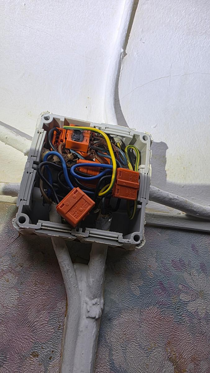 Boîte de dérivation avec connecteurs surchauffés remplacés lors d'un dépannage électrique au Luxembourg