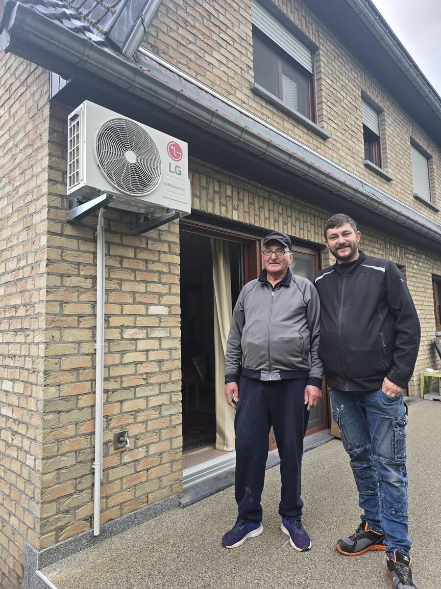 Client et technicien installation climatisation LG Sandweiler