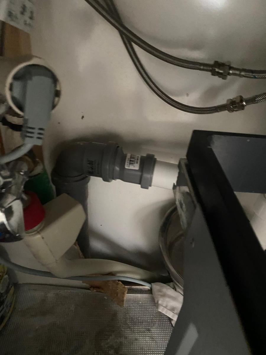 Siphon d'évier et raccordement lave-vaisselle refaits sous meuble de cuisine au Luxembourg