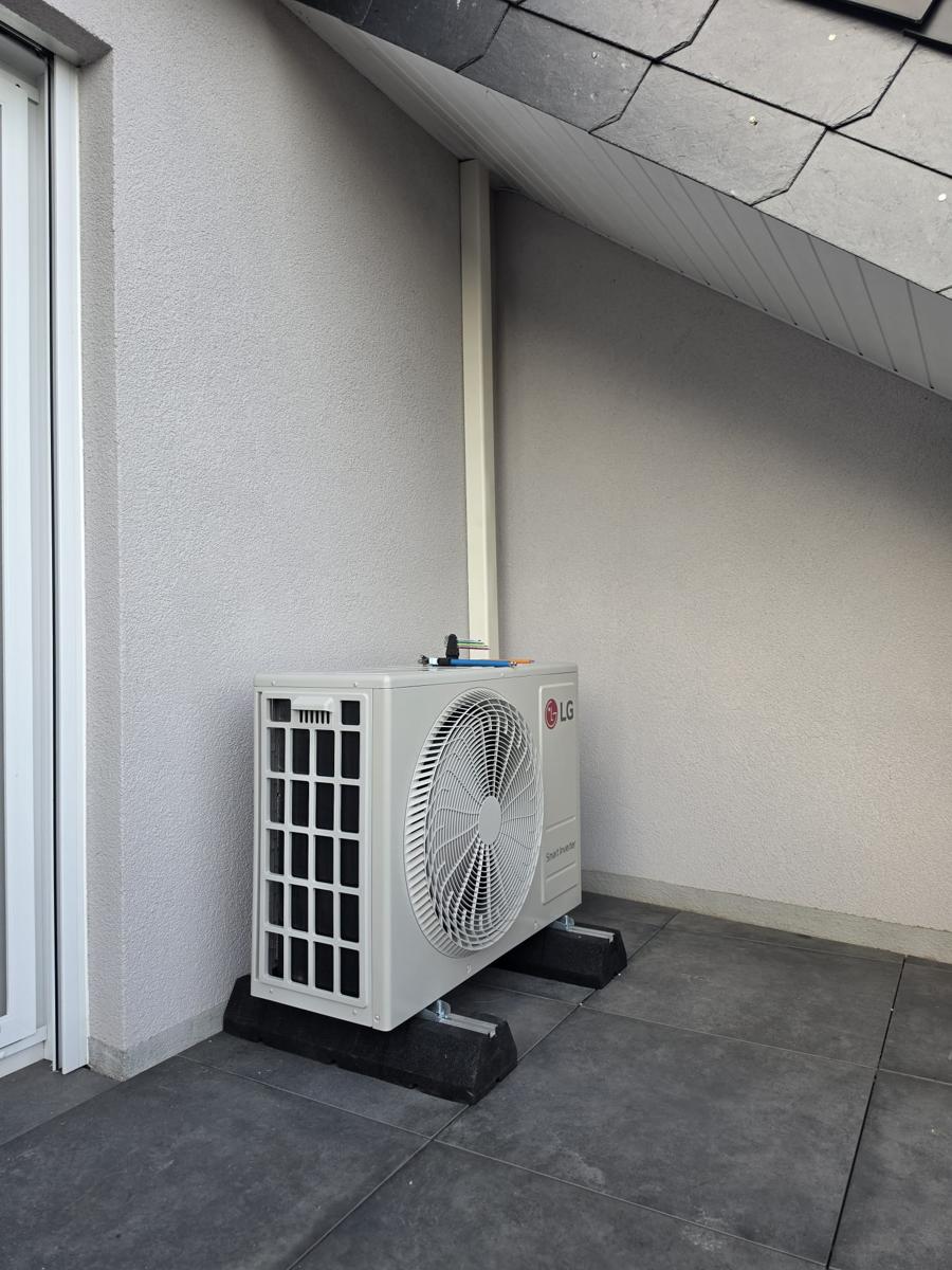 Unité extérieure LG Smart Inverter posée sur plots antivibratoires en terrasse au Luxembourg